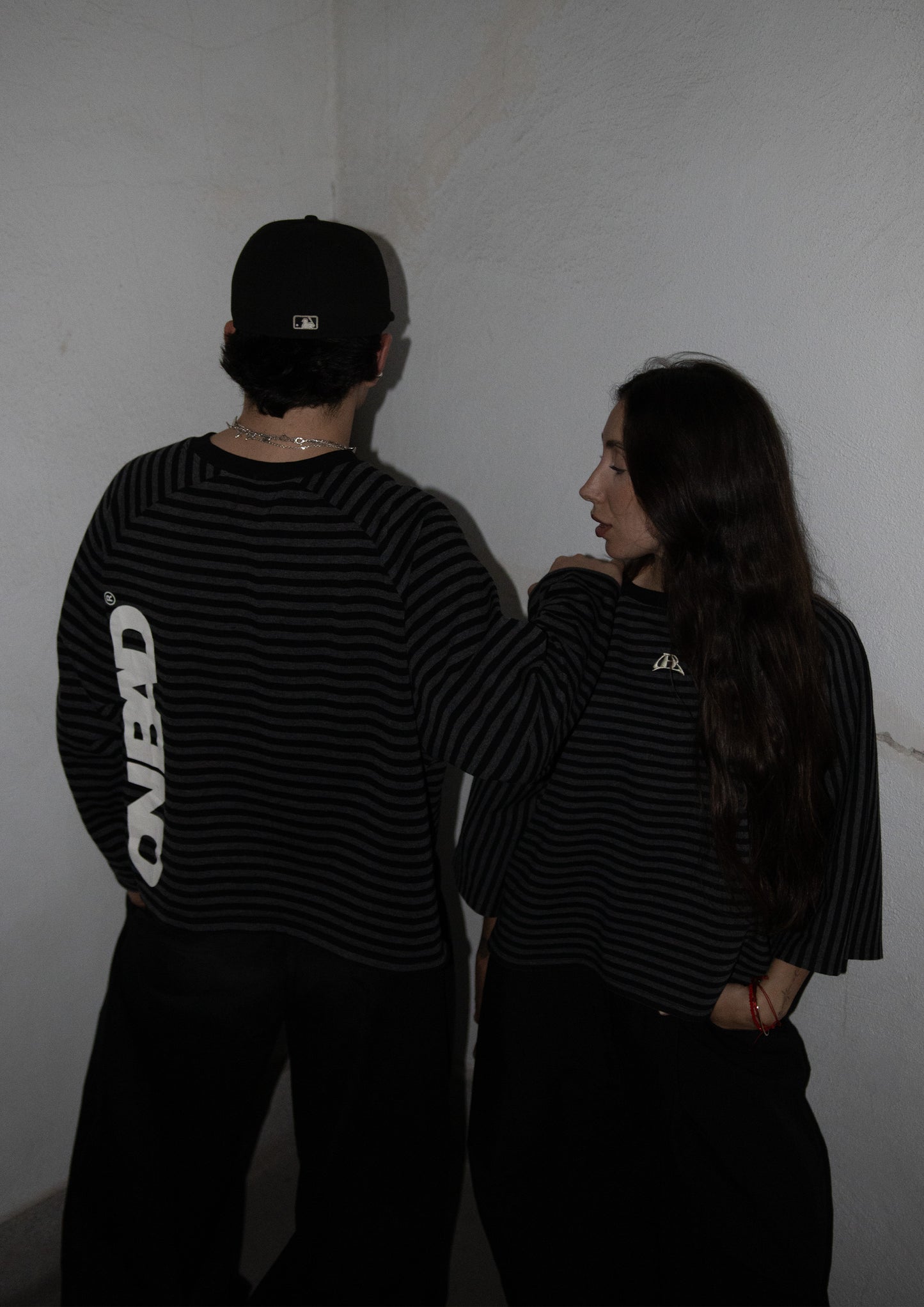 GRIS NEGRO T-SHIRT RAYAS