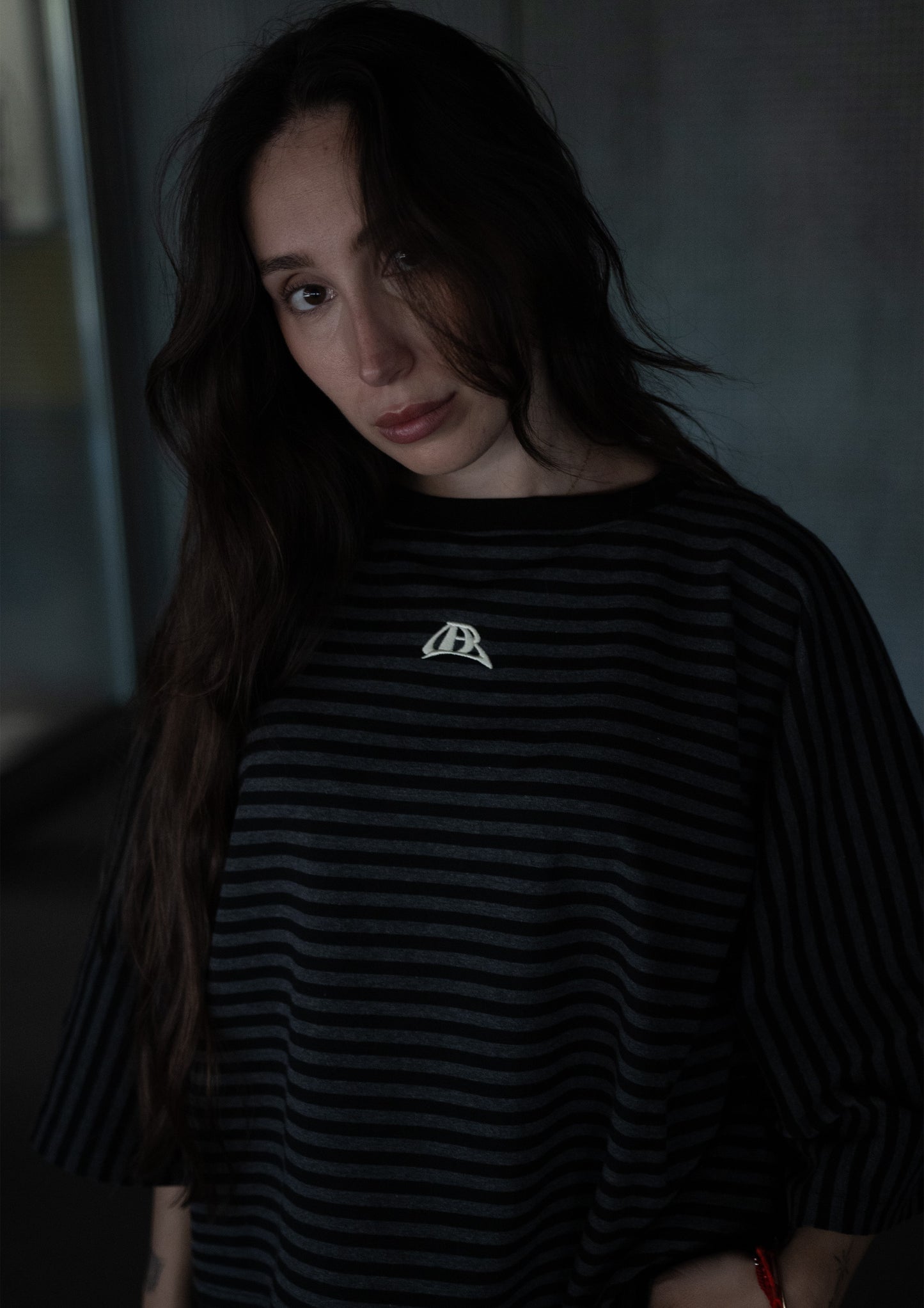 GRIS NEGRO T-SHIRT RAYAS